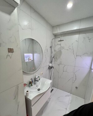 Bathroom - Vollga Currila Beach Promenade (Durrës)