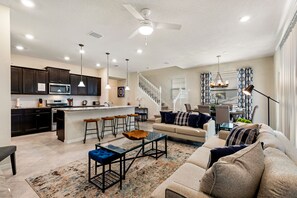 Smart TV, books - Luxury pool home at Solterra. Resort Pools, Waterslides, Clubhouse, Lazy River (Davenport)