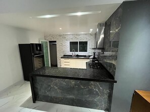 Frigorifero, forno, piano cottura, tostapane