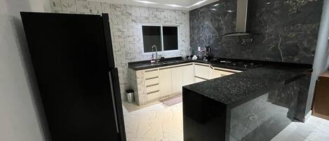 Réfrigérateur, four, plaque de cuisson, grille-pain