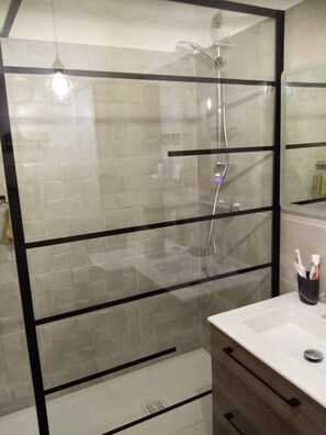 Een haardroger, handdoeken, toiletpapier