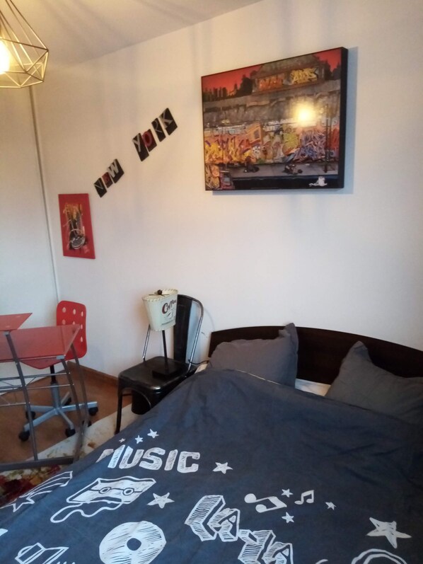 1 slaapkamer, een bureau, een strijkplank/strijkijzer, wifi