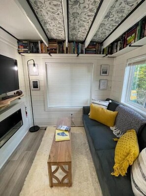 Smart TV, fireplace