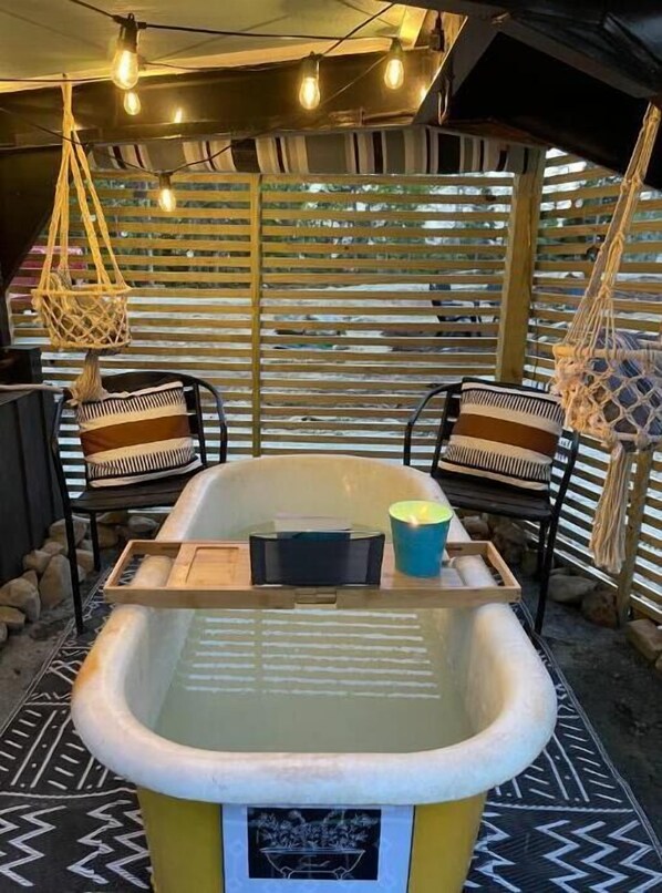 Outdoor spa tub