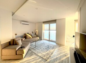 Căn hộ có tầm nhìn toàn cảnh | Khu phòng khách | TV LED 50-inch có truyền hình kỹ thuật số