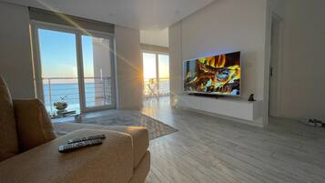 Panoramic Apartment | Ruang tamu | 50 inci televisyen LED dengan digital