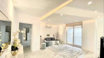 Panoramic Apartment | Ruang tamu | 50 inci televisyen LED dengan digital