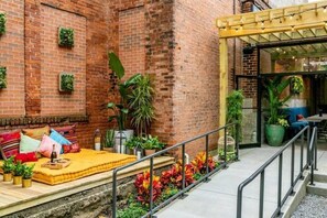 Property grounds - Eden Park House, 4 sleeping rooms, free parking! (Cincinnati)