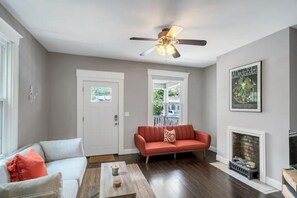 Living area - Eden Park House, 4 sleeping rooms, free parking! (Cincinnati)