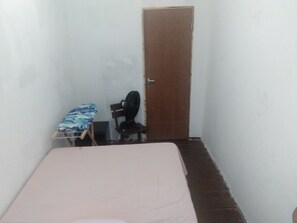 1 dormitorio, tabla de planchar con plancha, wifi y ropa de cama