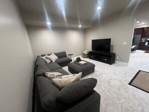 Smart TV, books - Find solitude in this mountain getaway
 (Cedar Hills)
