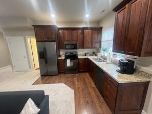 Refrigerador, microondas, horno, placa de cocina