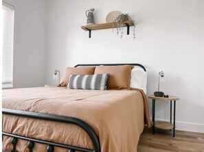 2 habitaciones, tabla de planchar con plancha, wifi y ropa de cama 