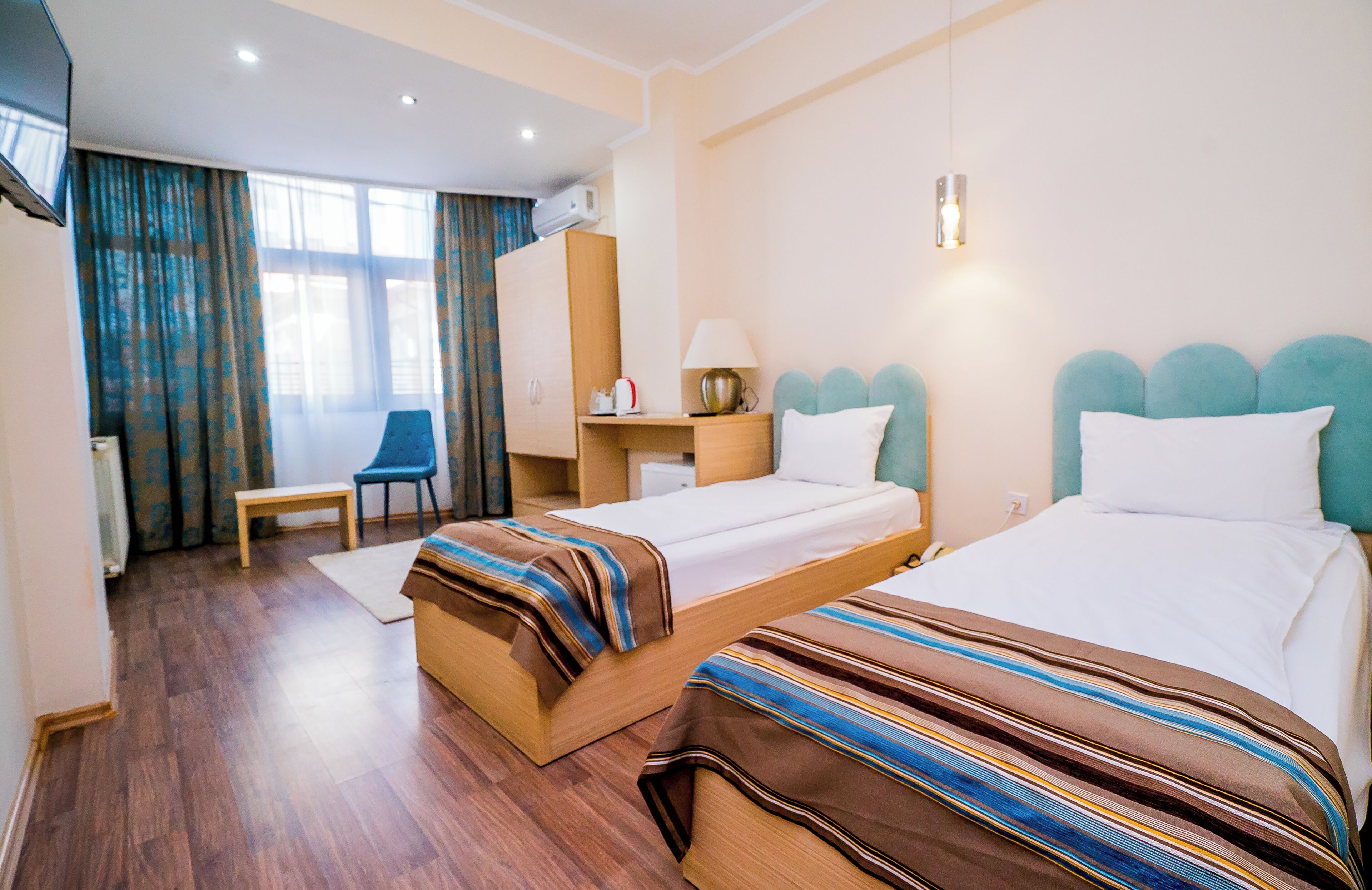 Kamar Twin | Seprai antialergi, minibar, didekorasi berbeda-beda, dan meja kerja
