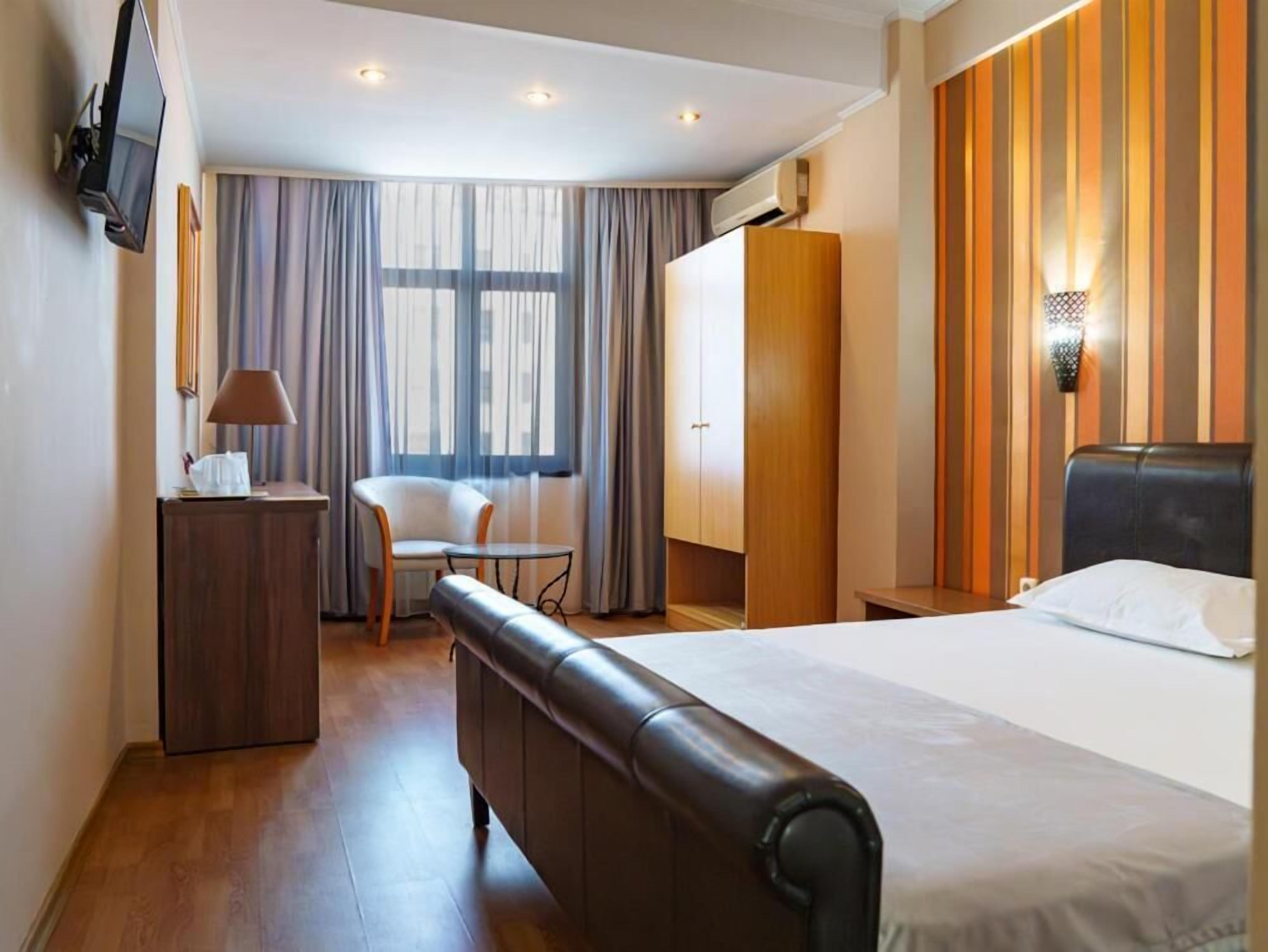 Ropa de cama hipoalergénica, minibar, decoración individual y escritorio