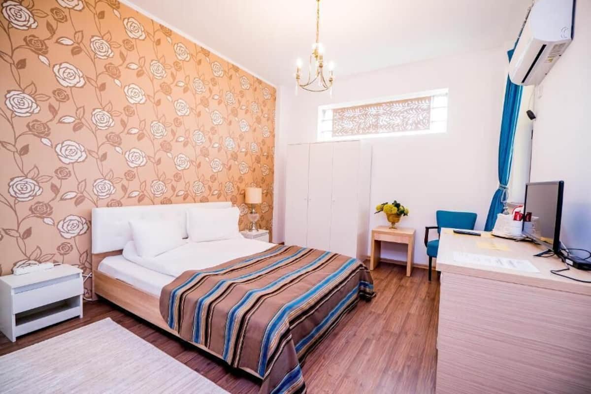 Classic Single Room | Hypo-allergenic bedding available, minibar, desk, laptop workspace