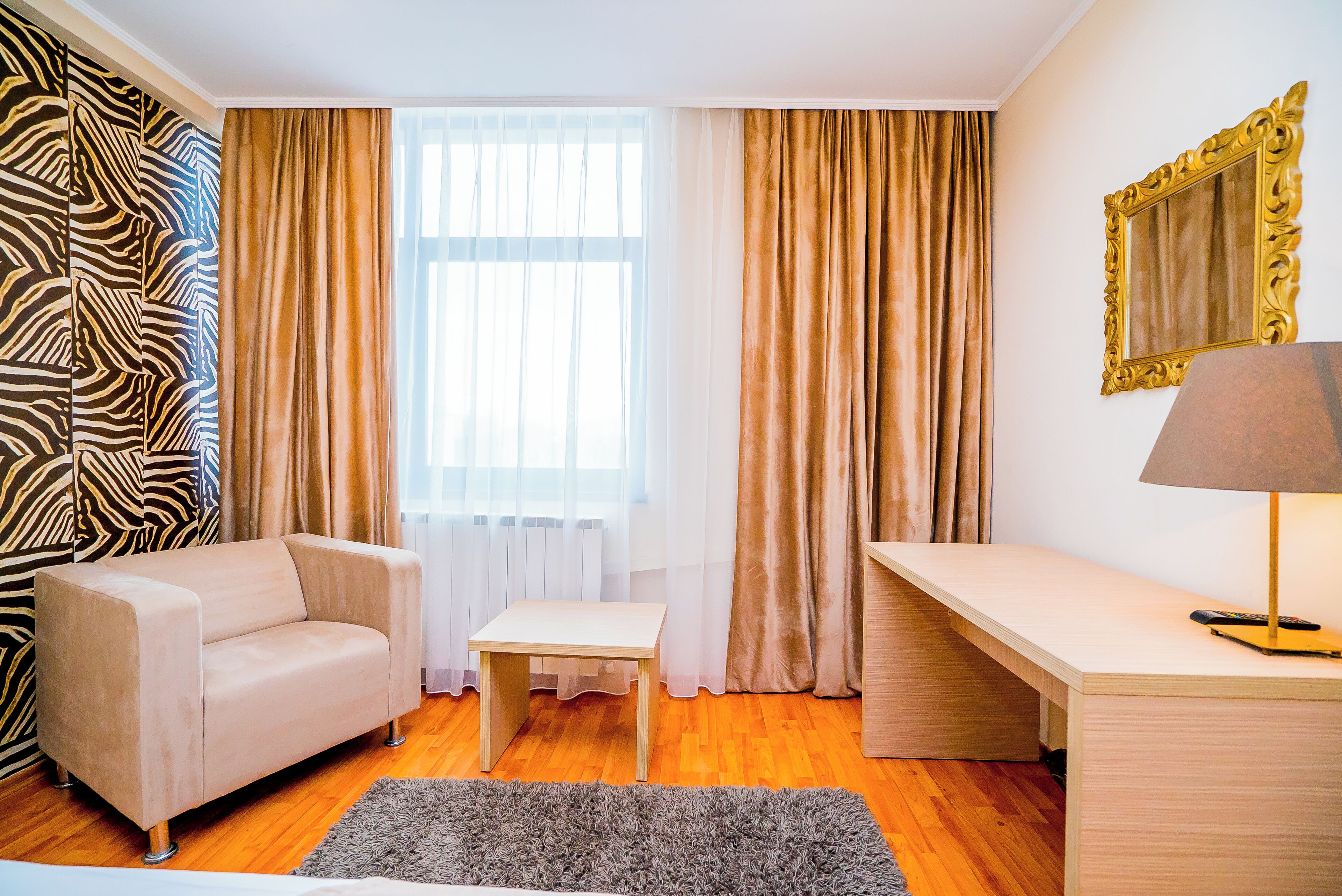 Comfort Suite | Hypo-allergenic bedding, minibar, individually decorated, desk