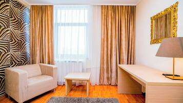 Comfort suite | Hypoallergeen beddengoed, een minibar, individueel gedecoreerd