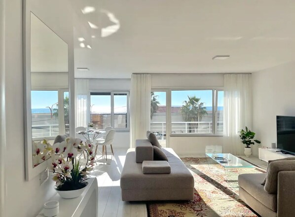 Apartamento panorâmico | Área de estar | TV de tela plana