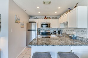 Fridge, microwave, oven, stovetop - Lovely Destin Condo w/ Pool Access: Walk to Beach! (Destin)