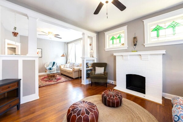 スマートテレビ、書庫、書斎 / ワークスペース