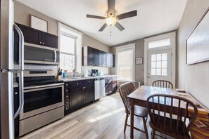 冷蔵庫、電子レンジ、オーブン、コンロ