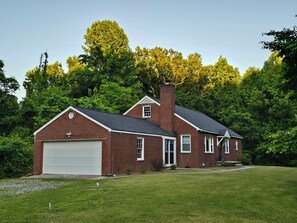 Exterior - Charming House surrounded by woods, close to Windrock and Lake Norris (Rocky Top)
