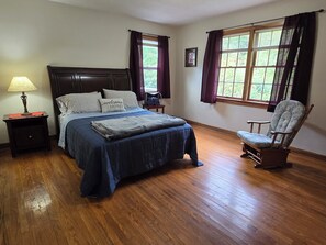 3 bedrooms, WiFi, bed sheets - Charming House surrounded by woods, close to Windrock and Lake Norris (Rocky Top)