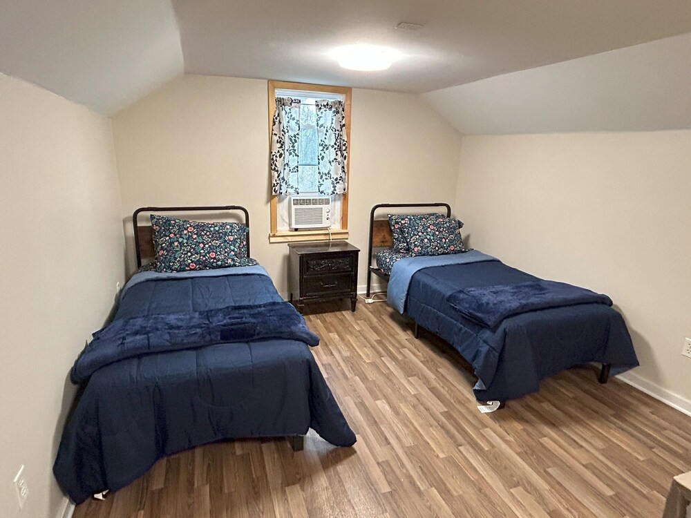 The Ranch at Coal Creek Cozy home surrounded by woods, direct access to