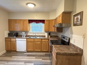 冷蔵庫、電子レンジ、オーブン、コンロ