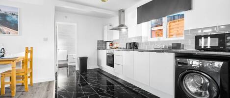 冷蔵庫、電子レンジ、オーブン、コンロ