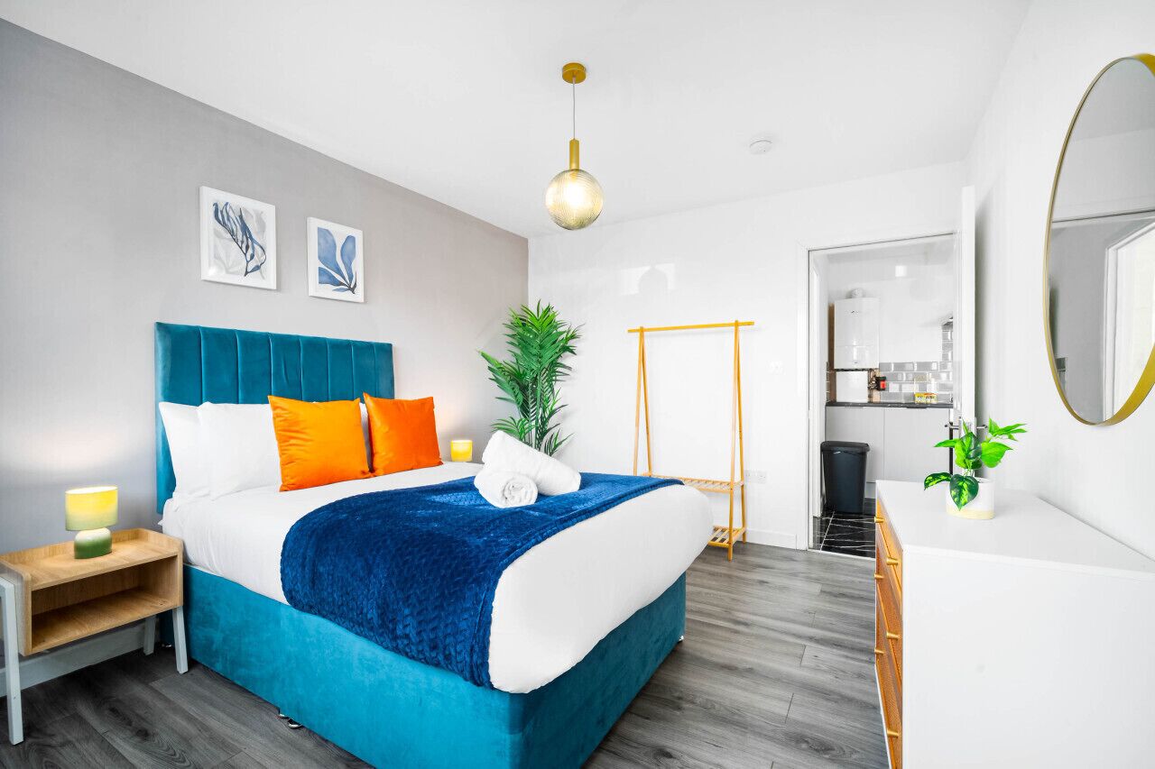 1 chambre, fer et planche à repasser, lit de bébé portatif