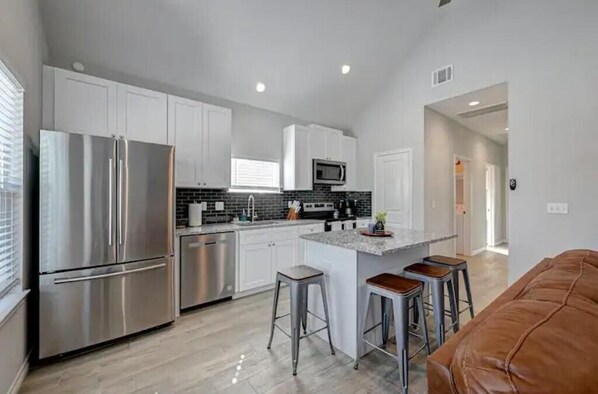 Fridge, microwave, oven, stovetop - Cozy Home Lake Conroe
(Montgomery)