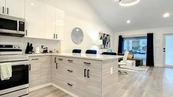 Refrigerador, microondas, horno y parrilla de estufa