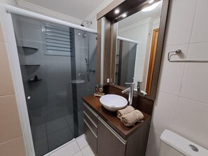 Apartemen Bulan Madu, akses ke kolam renang, pemandangan pantai | Kamar mandi | Shower dan perlengkapan mandi gratis