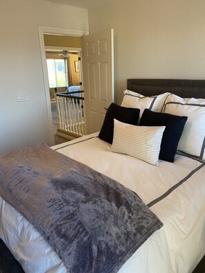 3 habitaciones, tabla de planchar con plancha, wifi y ropa de cama