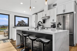 Fridge, microwave, oven, stovetop - Resort-Like Amenities Inside & Out, Close to Downtown Paso, Great for Families  (Paso Robles)