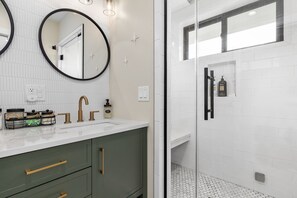 Shower, hair dryer, bidet, towels