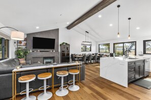 Smart TV, chimenea, videojuegos y reproductor de DVD 