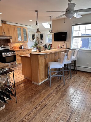 Jääkaappi, mikroaaltouuni, uuni, liesi