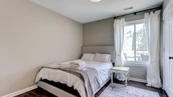 3 Schlafzimmer, Schreibtisch, Bügeleisen/Bügelbrett, Reisekinderbett