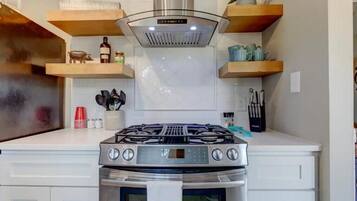 Microondas, horno, placa de cocina, lavavajillas