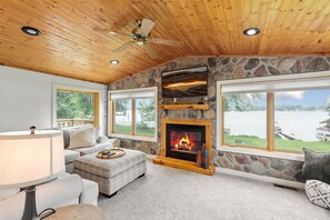 Una Smart TV, una chimenea, libros