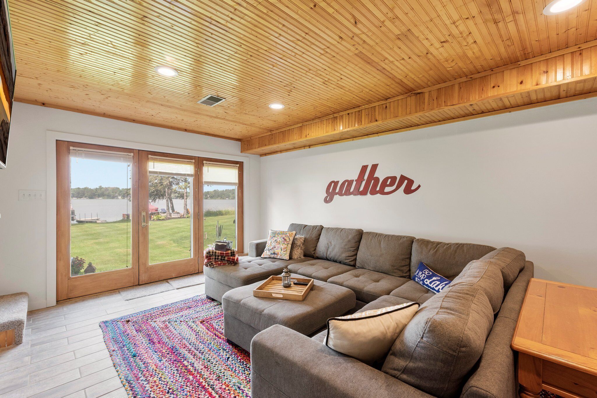 Smart TV, chimenea y libros 