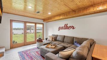 Smart TV, chimenea y libros