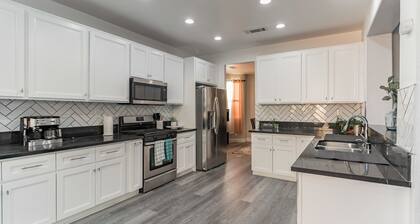 Spacious Modern Getaway For You