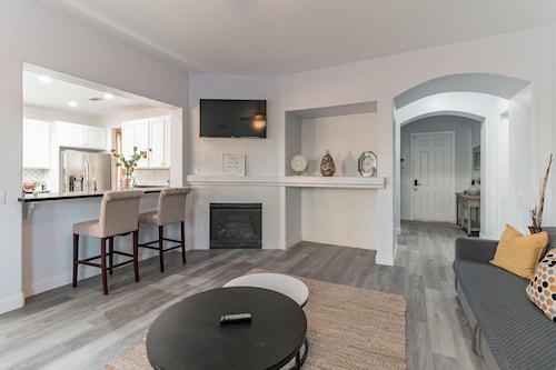 Spacious Modern Getaway For You