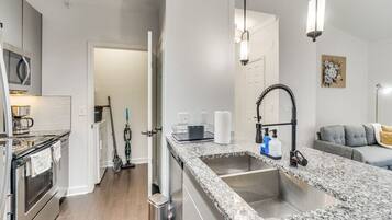 Réfrigérateur, micro-ondes, four, plaque de cuisson