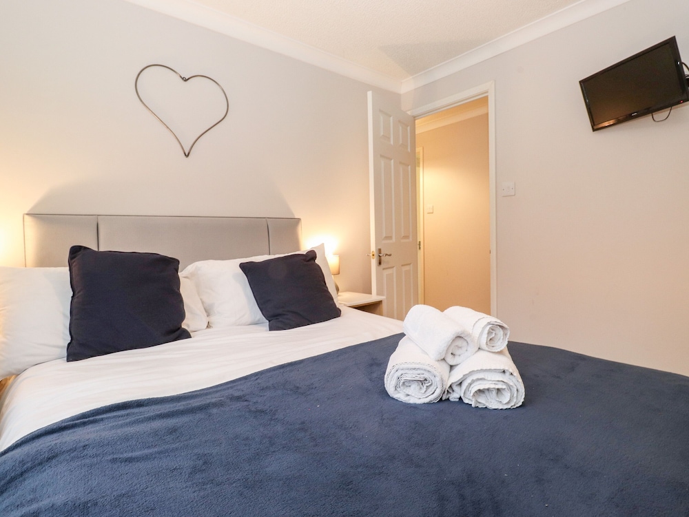 HILL LODGE, pet friendly, character holiday cottage in Windermere