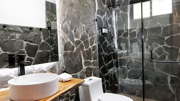 Familien-Doppel- oder -Zweibettzimmer | Badezimmer | Handtücher